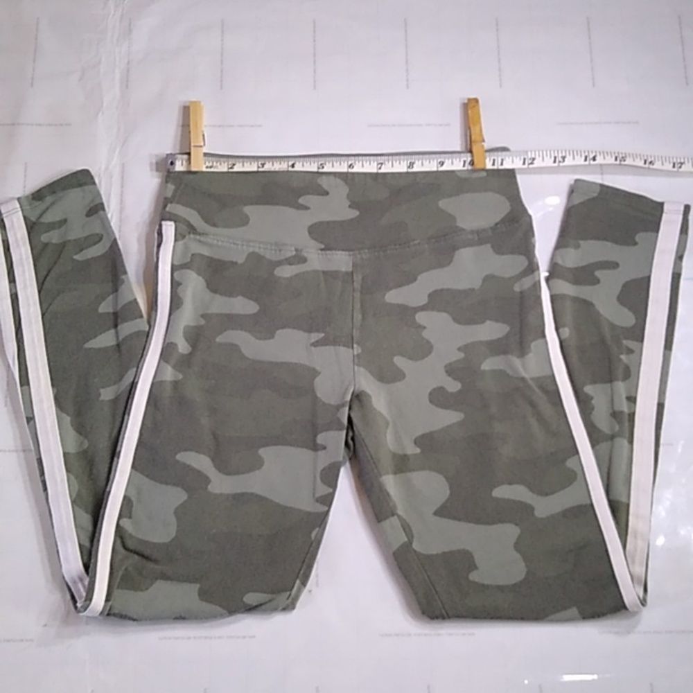 #445 girls camo Jersey net leggings good used condition